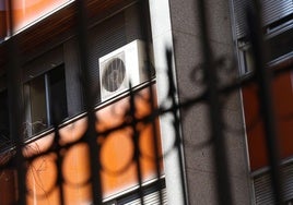 Aparato de aire acondicionado, en un bloque de Valladolid.