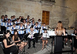 Jimena Esteban dirige a la Banda de Música Comarcal.