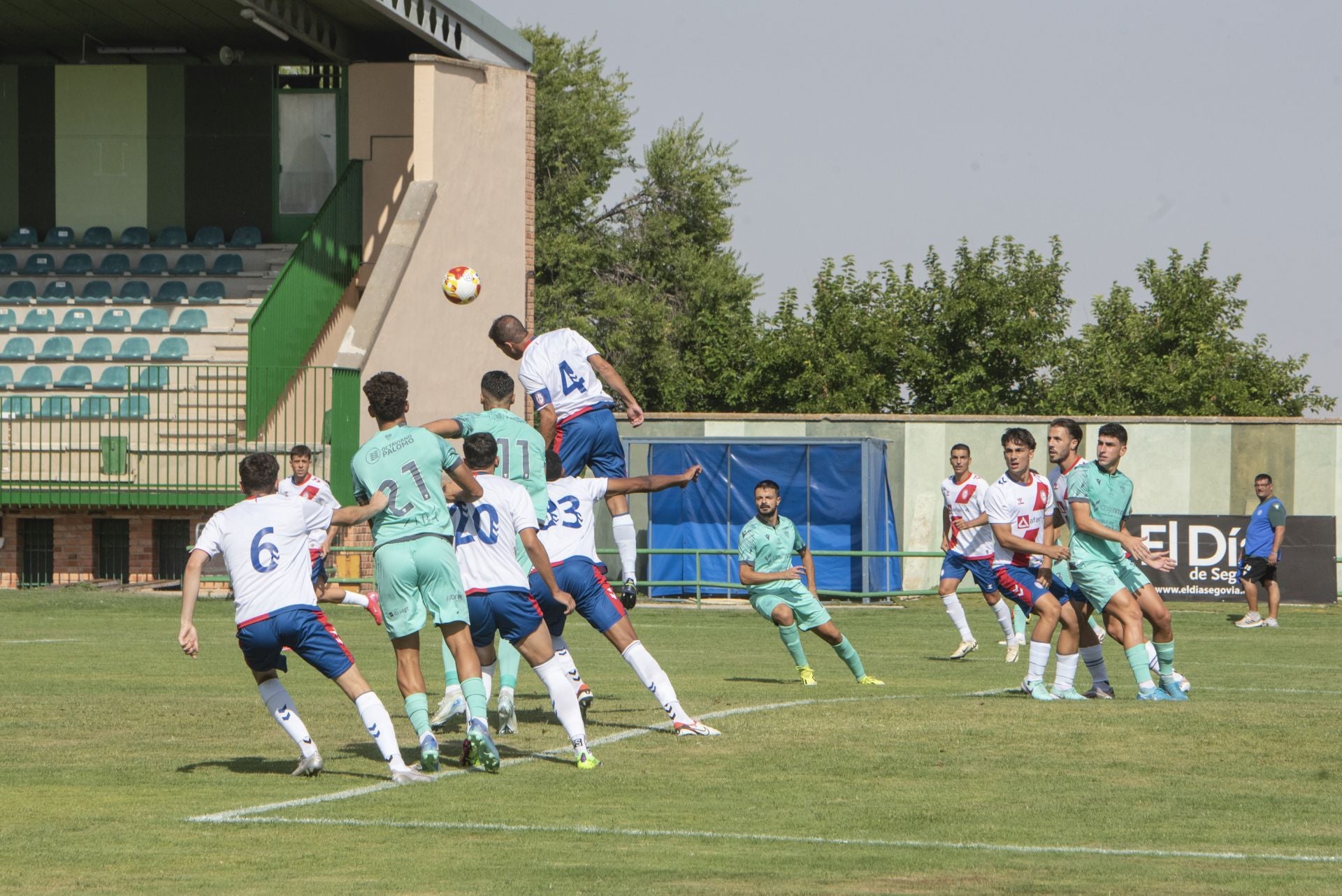 Fotos del partido entre la Segoviana y el Rayo Majadahonda