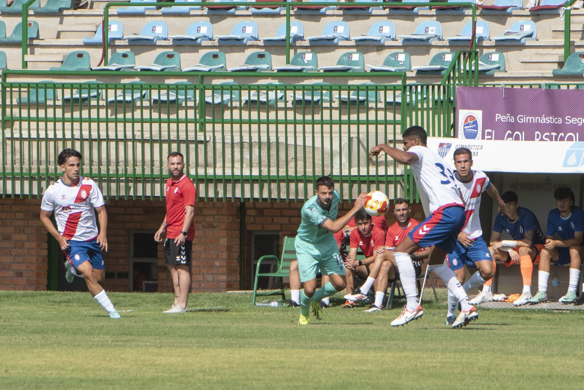 Fotos del partido entre la Segoviana y el Rayo Majadahonda