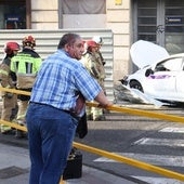 El taxista herido, ensangrentado, tras el accidente junto al Calderón.