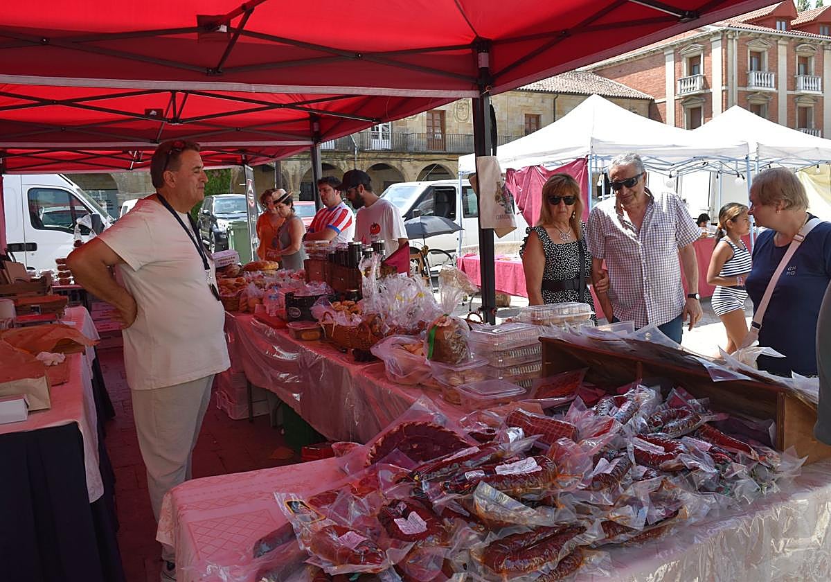 Puestos de la Feria del Dulce instalados en la plaza de España.