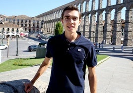 El segoviano Antonio Tabanera, delante del Acueducto.
