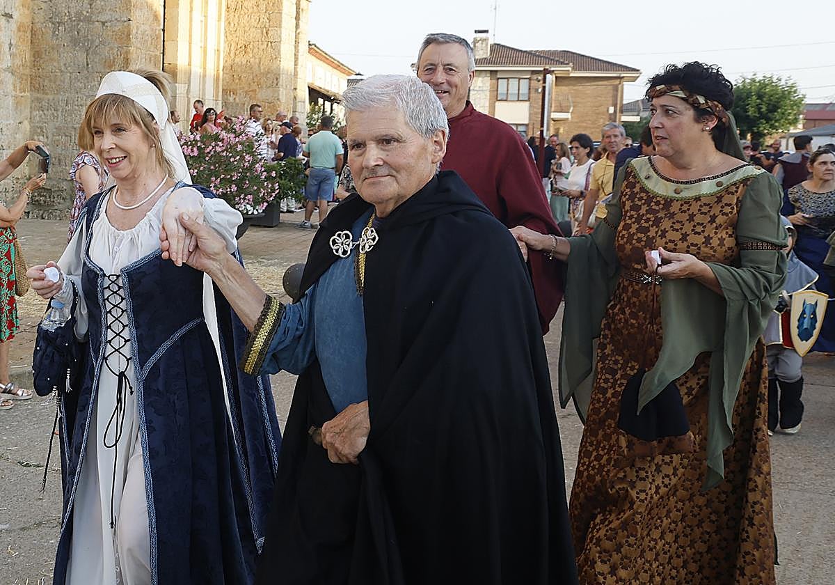Desfile medieval por las calles de Lantadilla, este domingo por la tarde.