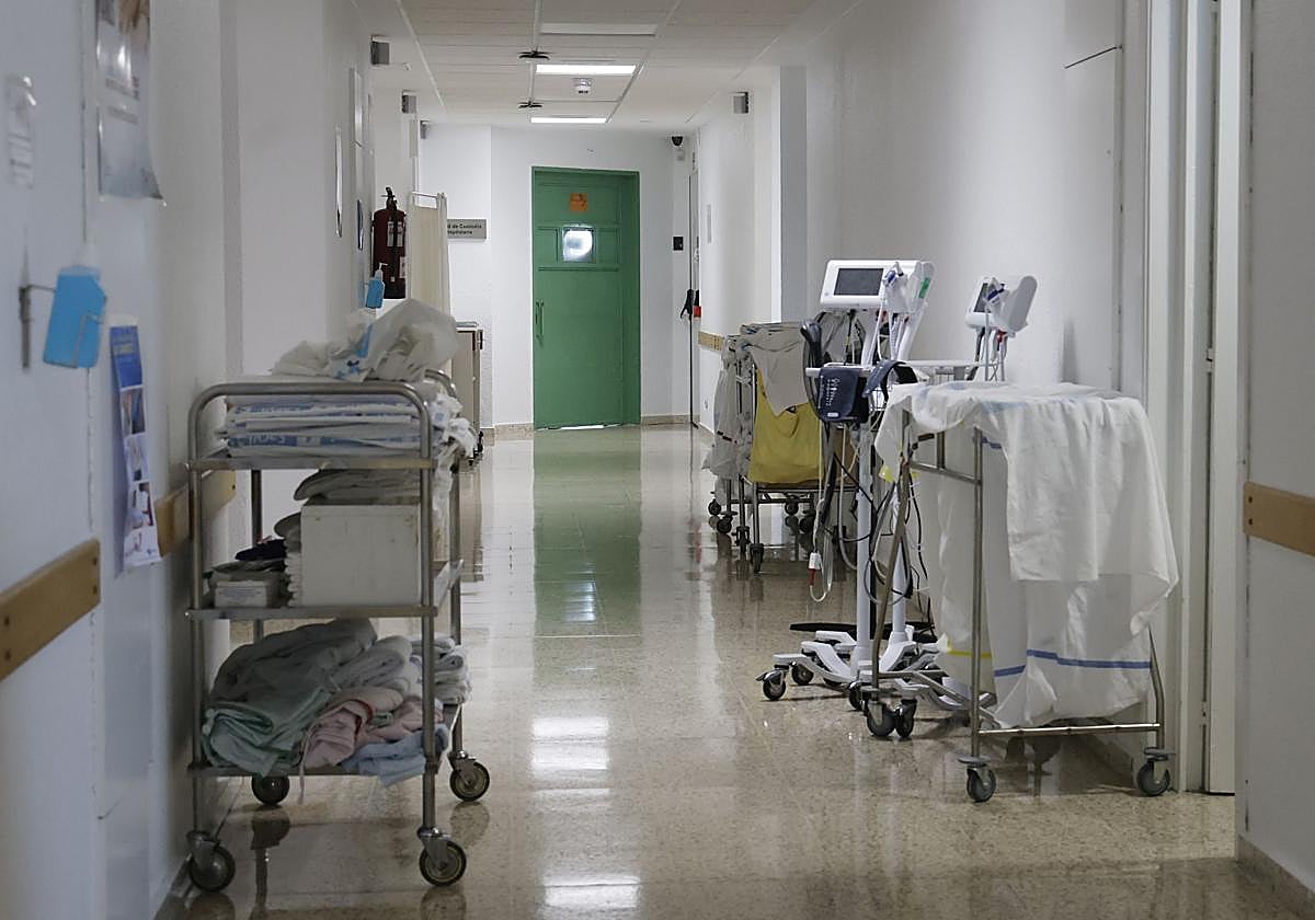 Aparatos de control médico y utensilios y material sanitario en un pasillo del Hospital Río Carrión.