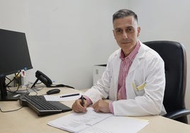 Fernando Sánchez-Barranco, en su despacho del hospital.