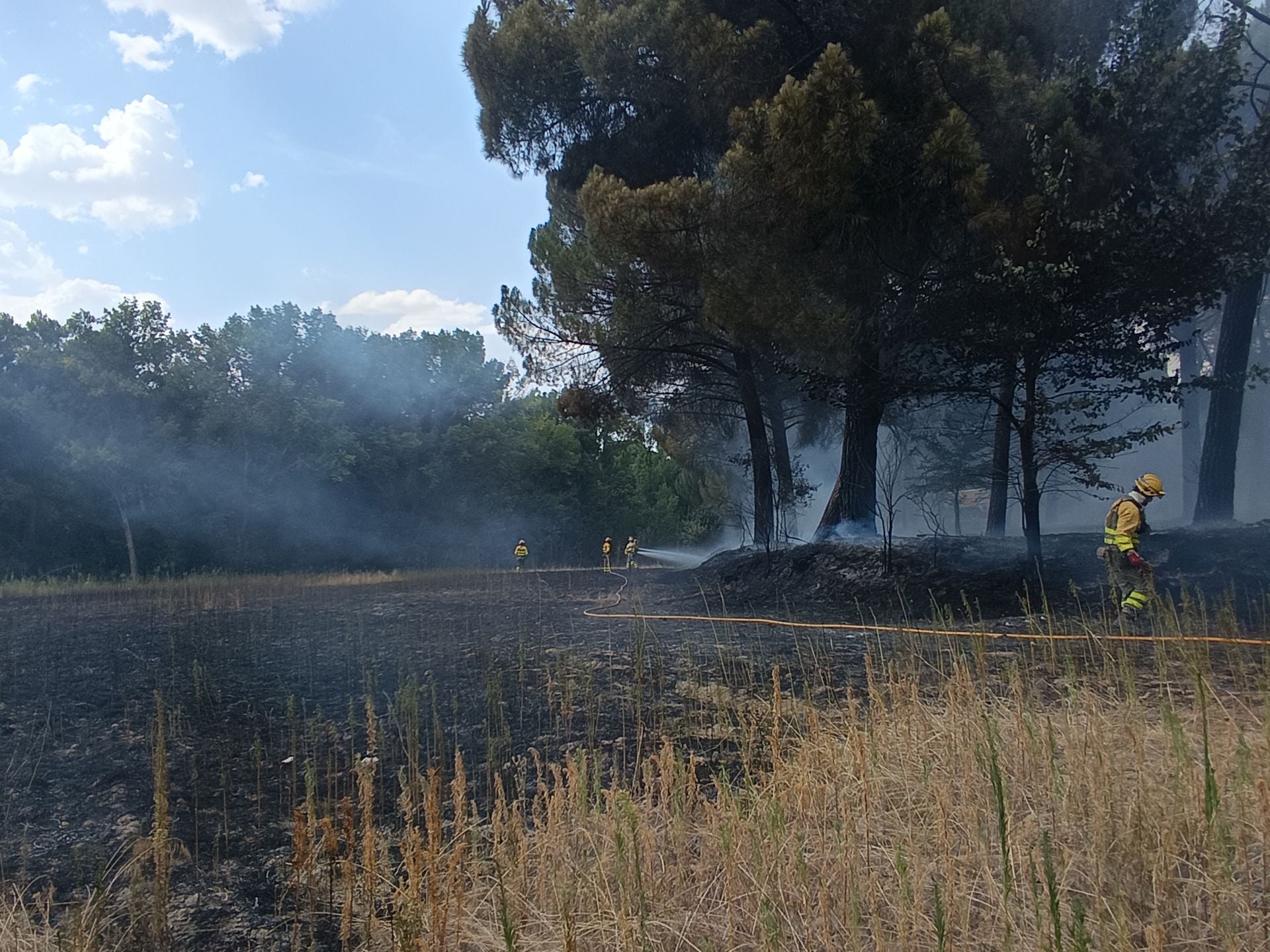 Fotos del incendio en Cuéllar junto al río Cega
