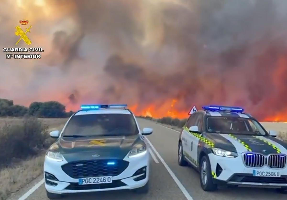 La guardia civil corta la carretera ZA-P 2554 en Cubo de Benavente por el incendio.