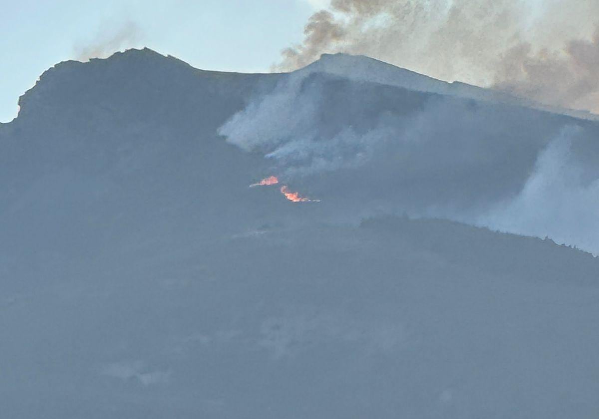 Medios aéreos y terrestres trabajan para sofocar un incendio en Resoba