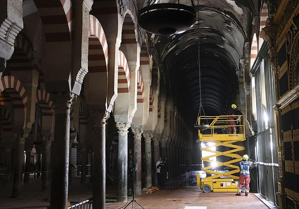 Daños sufridos en la Mezquita de Córdoba por el incendio del viernes.