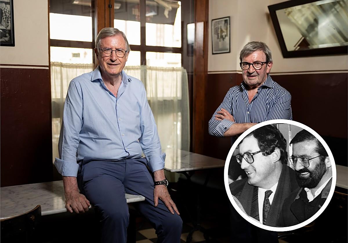 Ramón Martínez y Santi Llorente posan al cumplirse cincuenta años de su entrada en el Real Valladolid en la cafetería que sirvió para dar a conocer la segunda equipación de esta temporada. En detalle, una imagen de hace cincuenta años.