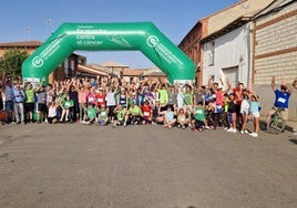 Participantes en la marcha contra el Cáncer de Peñaflor de Hornija