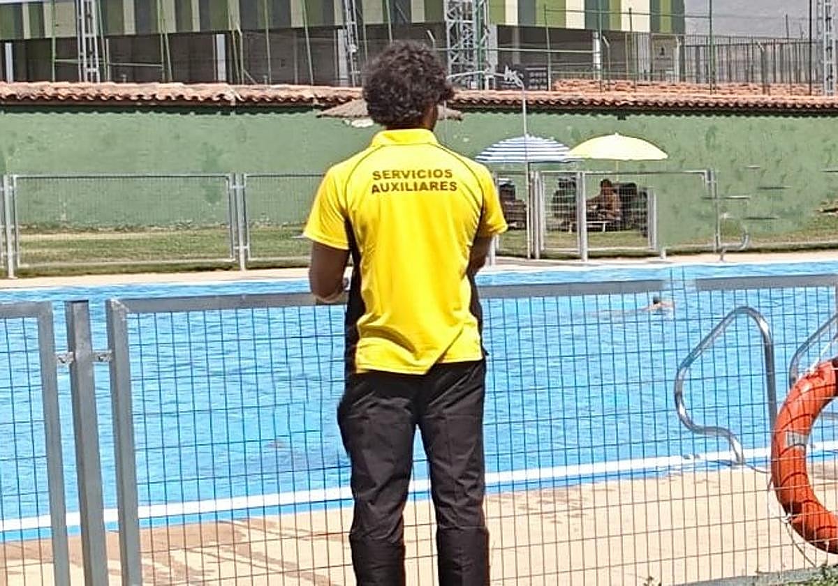 Vigilante en la piscina al aire libre de Segovia capital.