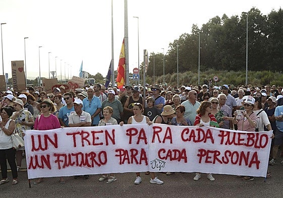 Varios de los participantes en la protesta celebrada ayer portan una pancarta. efe/mariam a. montesinos
