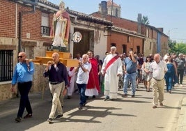 Los vecinos de Villasexmir sacan la imagen del beato Florentino en procesión