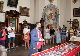 Don Pedro de Acuña, durante la ruta teatralizada, este domingo.