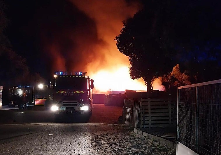 Incendio en la nave de Pinar de Jalón.