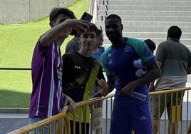 Sylla se hace un selfie con dos jóvenes aficionados tras el entrenamiento.