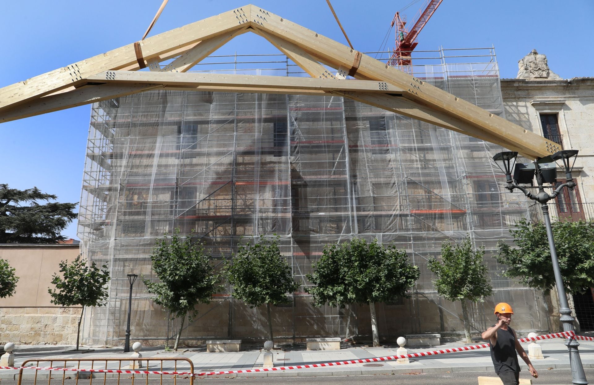 Una grúa para subir armazones de 4,5 toneladas al tejado del Palacio Episcopal de Palencia