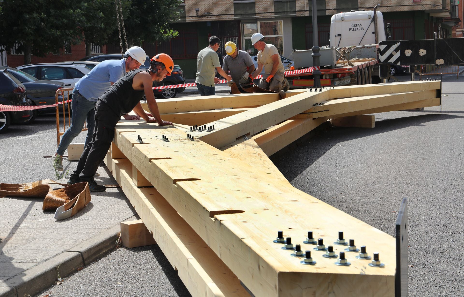 Una grúa para subir armazones de 4,5 toneladas al tejado del Palacio Episcopal de Palencia
