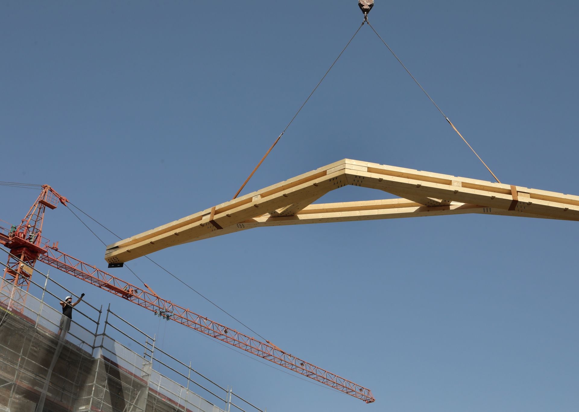 Una grúa para subir armazones de 4,5 toneladas al tejado del Palacio Episcopal de Palencia