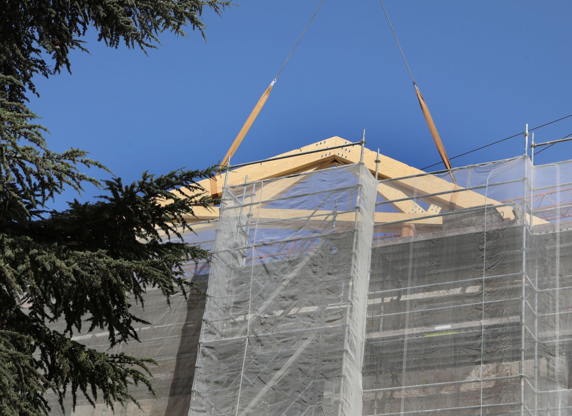 Una grúa para subir armazones de 4,5 toneladas al tejado del Palacio Episcopal de Palencia