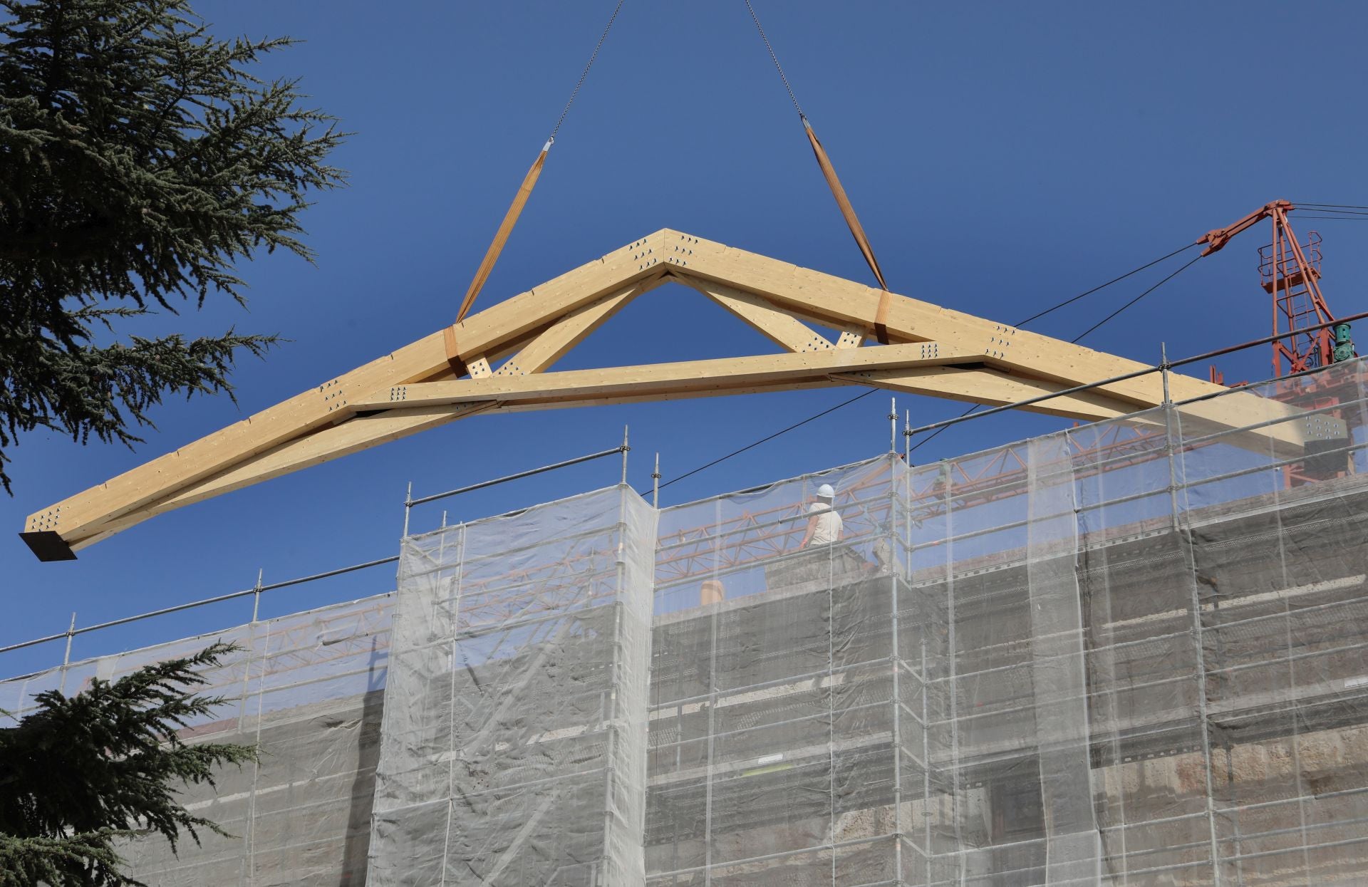 Una grúa para subir armazones de 4,5 toneladas al tejado del Palacio Episcopal de Palencia