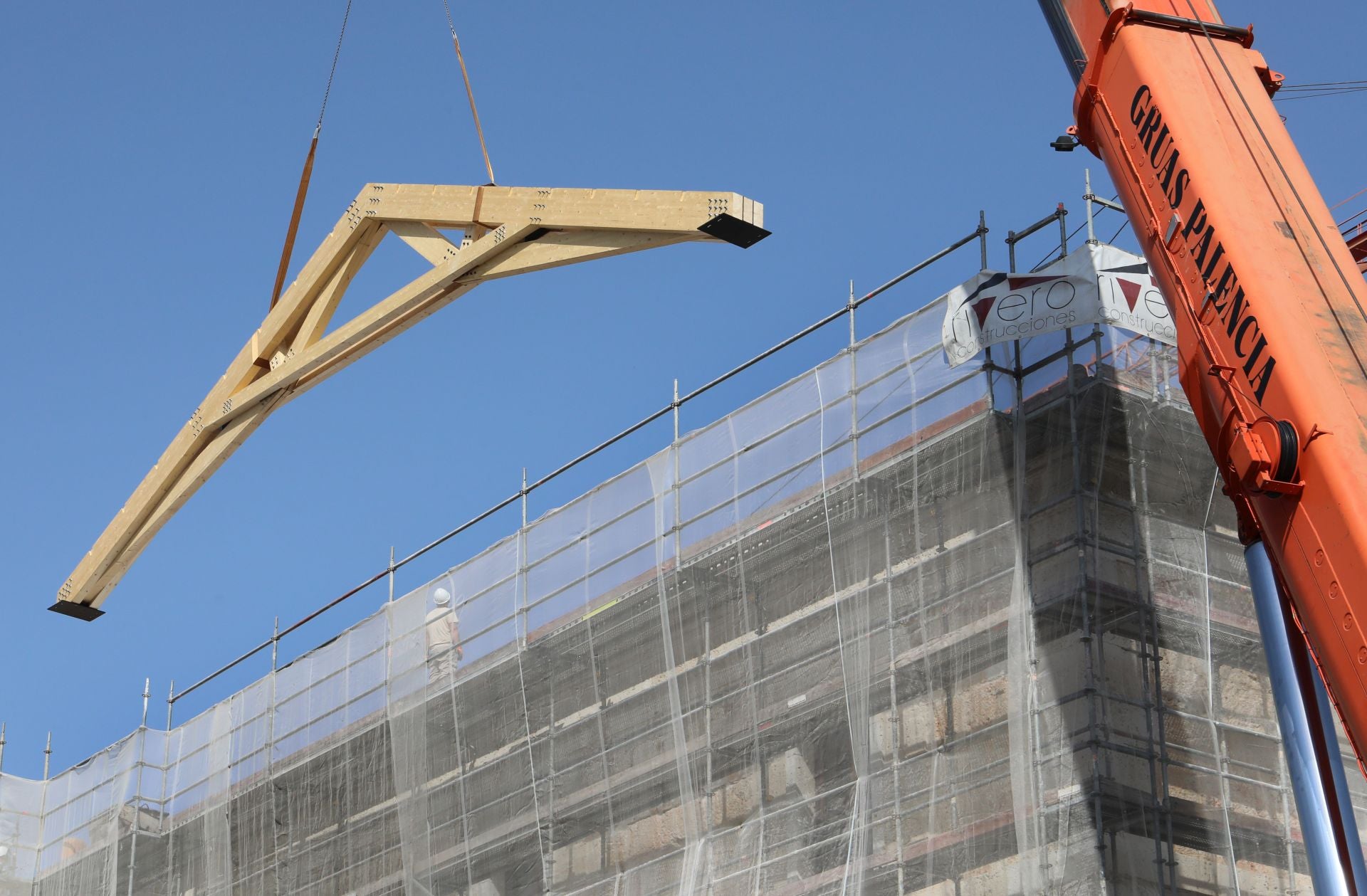 Una grúa para subir armazones de 4,5 toneladas al tejado del Palacio Episcopal de Palencia