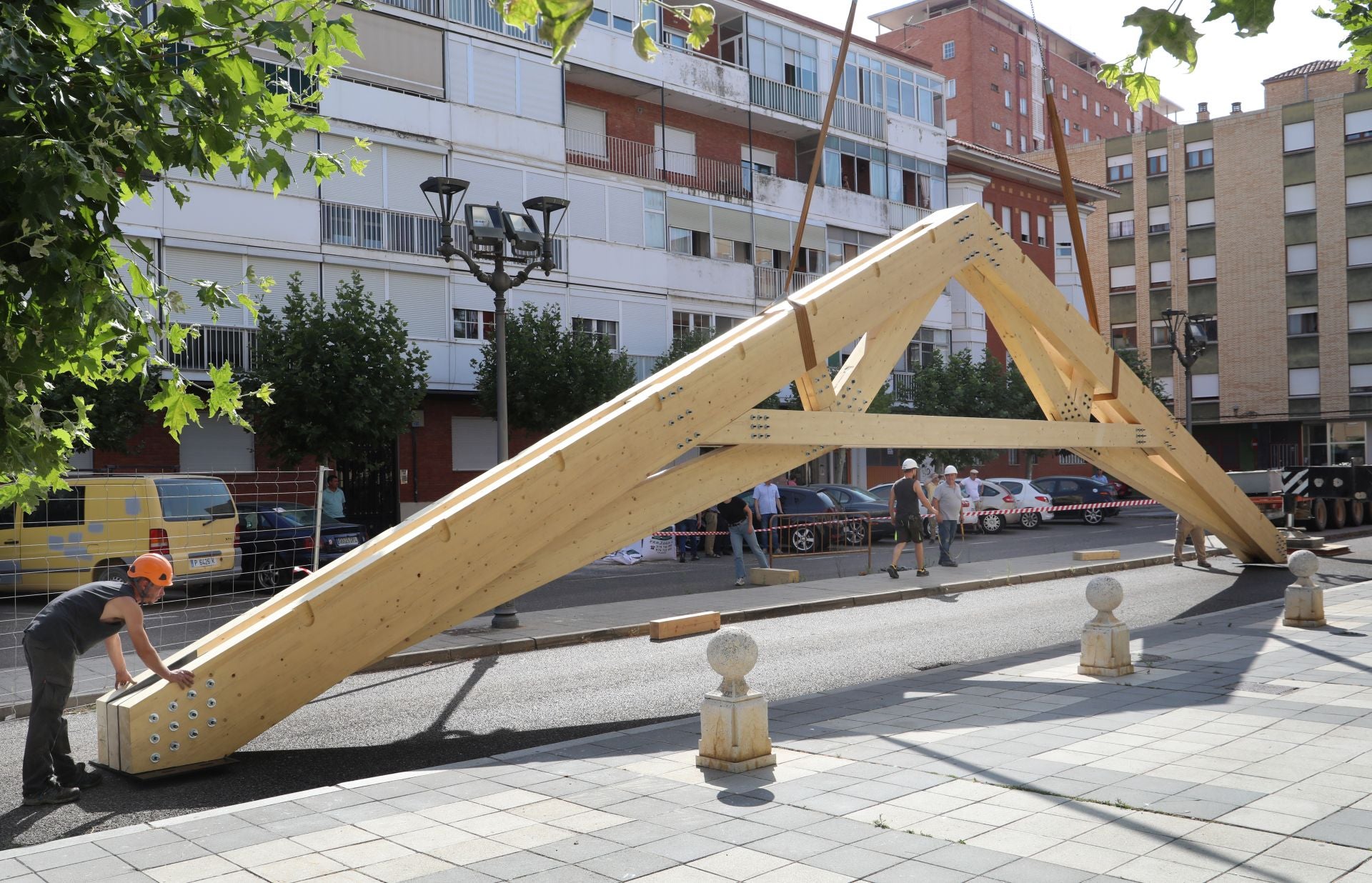 Una grúa para subir armazones de 4,5 toneladas al tejado del Palacio Episcopal de Palencia