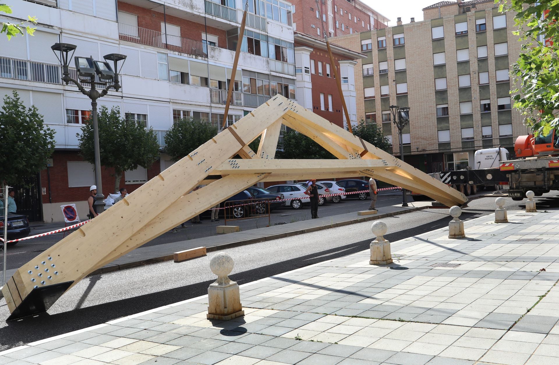 Una grúa para subir armazones de 4,5 toneladas al tejado del Palacio Episcopal de Palencia