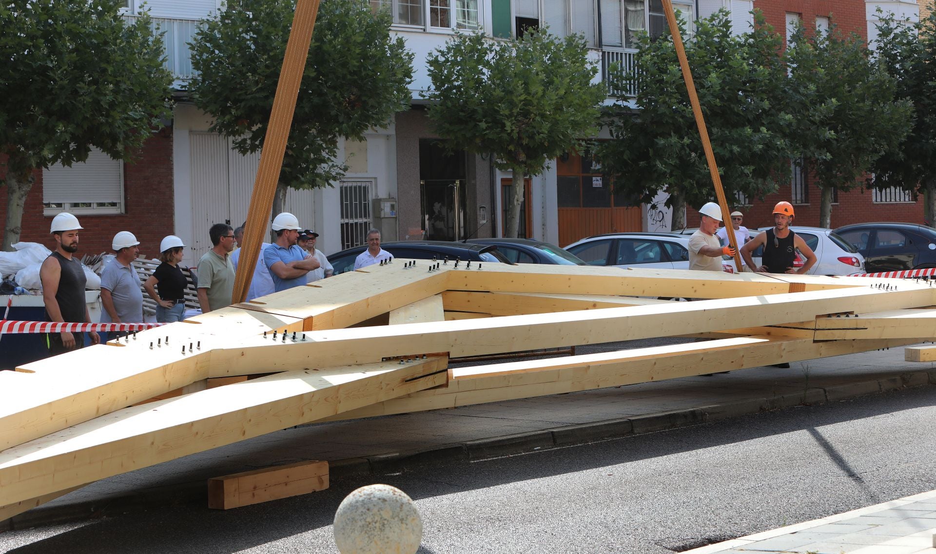 Una grúa para subir armazones de 4,5 toneladas al tejado del Palacio Episcopal de Palencia