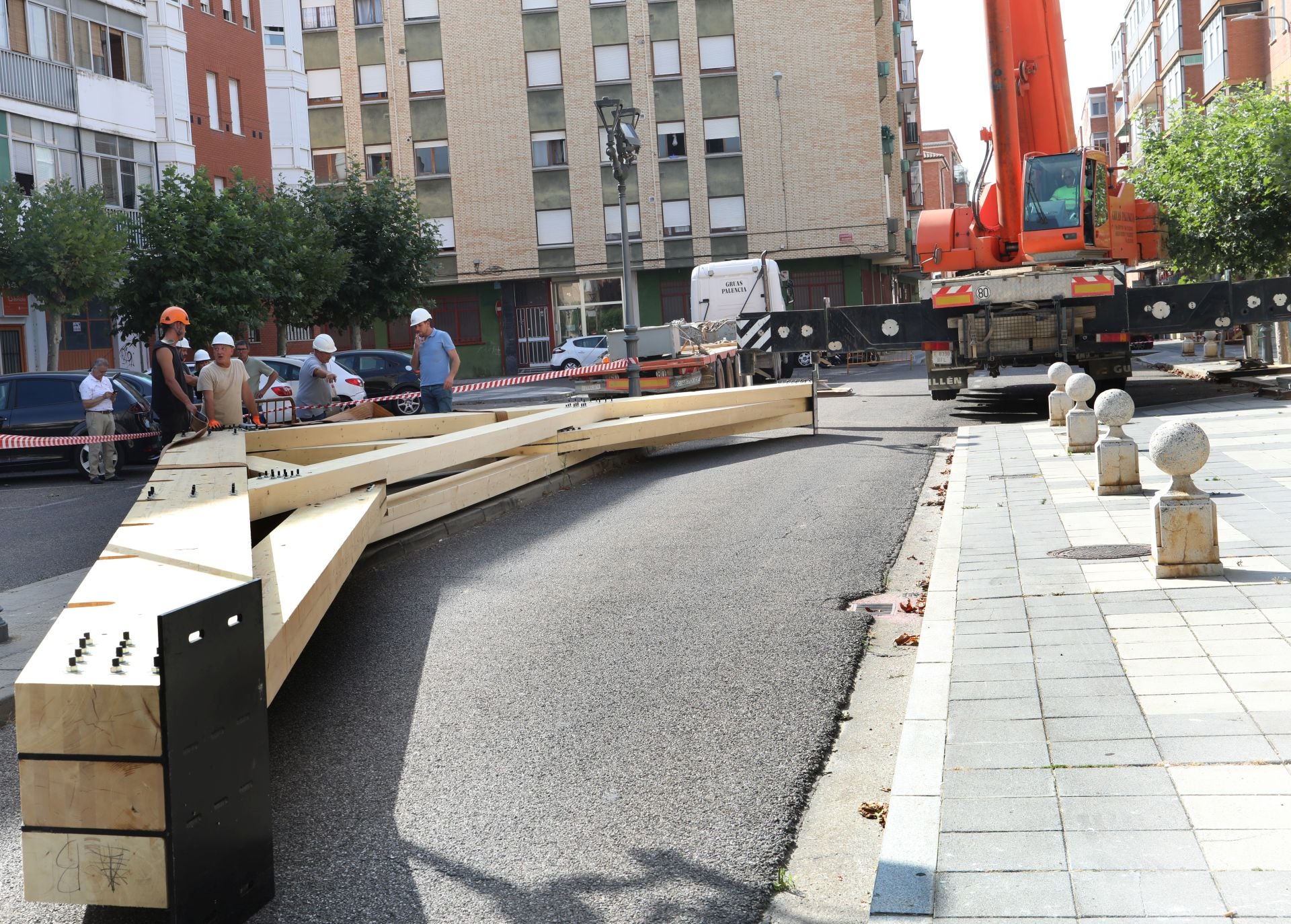 Una grúa para subir armazones de 4,5 toneladas al tejado del Palacio Episcopal de Palencia