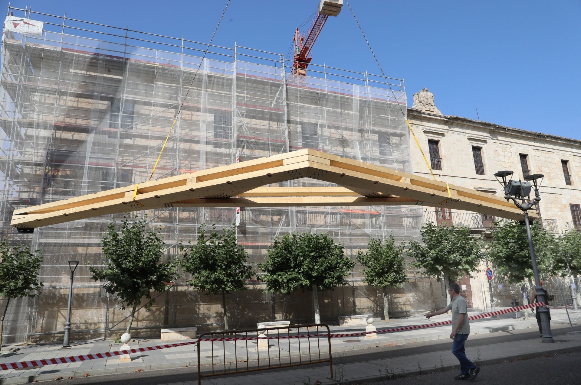 Una grúa para subir armazones de 4,5 toneladas al tejado del Palacio Episcopal de Palencia