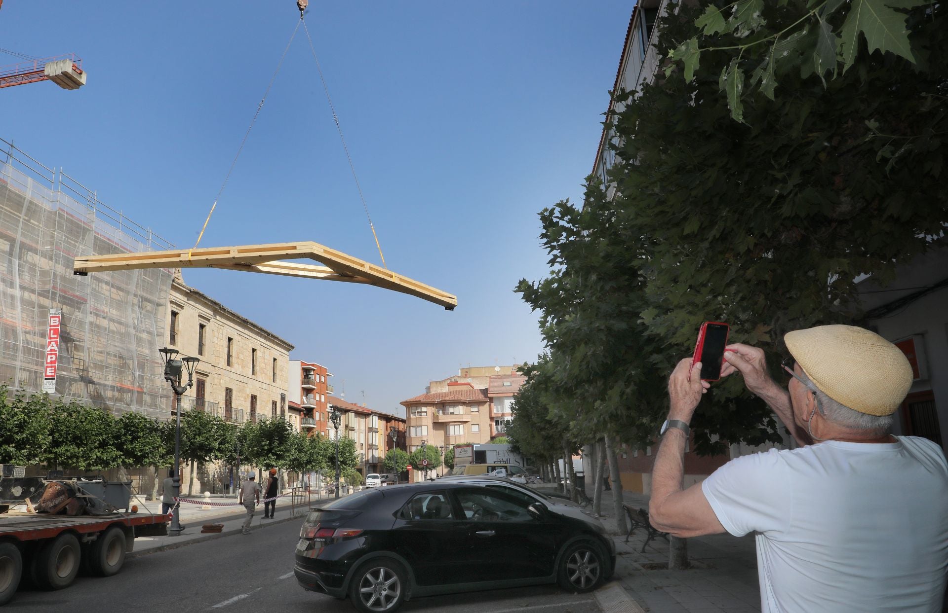 Una grúa para subir armazones de 4,5 toneladas al tejado del Palacio Episcopal de Palencia