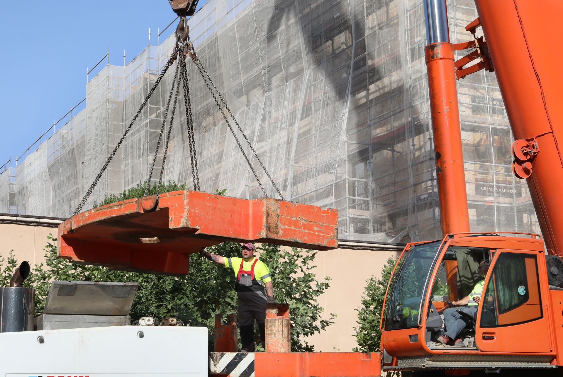 Una grúa para subir armazones de 4,5 toneladas al tejado del Palacio Episcopal de Palencia