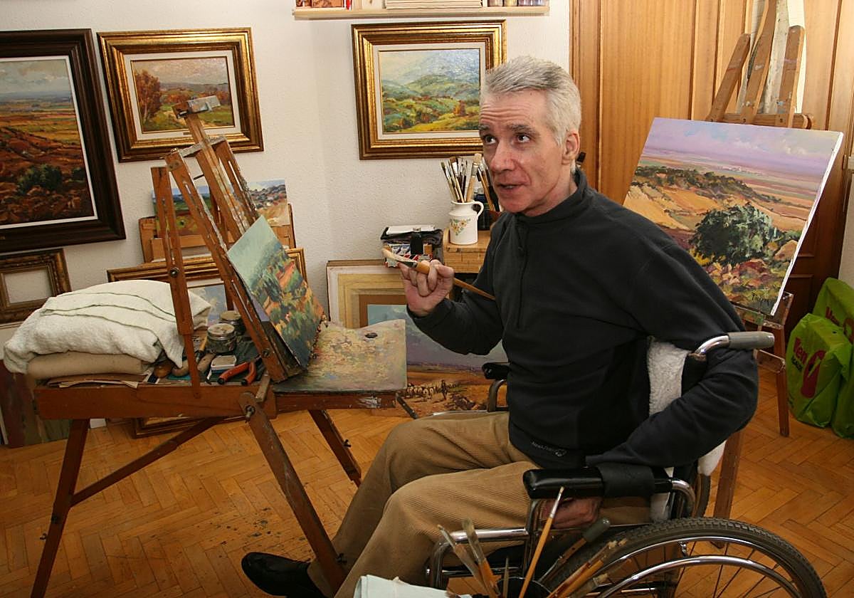 Paniagua, pincel en mano, en su estudio en una foto de 2008.