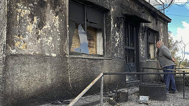 Si las llamas se encuentran rodeando su casa y no tiene posibilidad de salir, ¿qué deberá hacer?