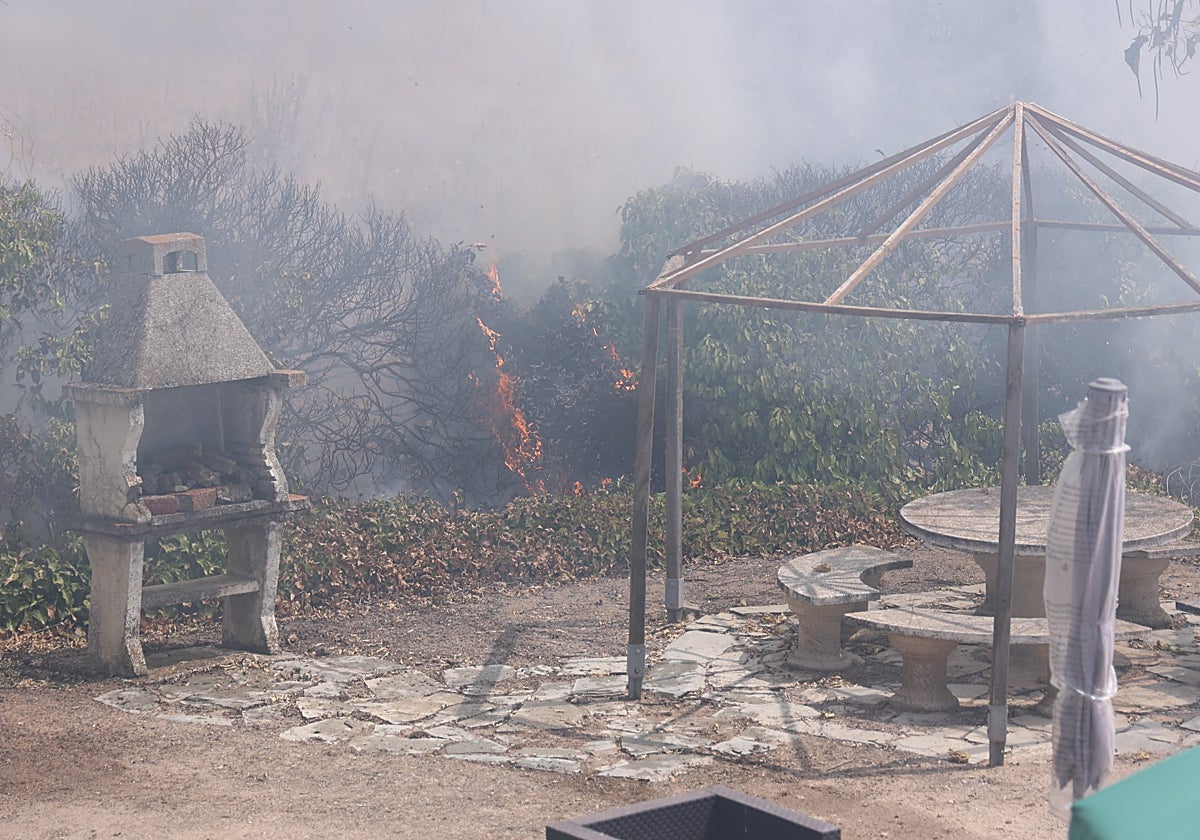 Las llamas alcanzan uno de los patios exteriores de una vivienda en La Cistérniga.