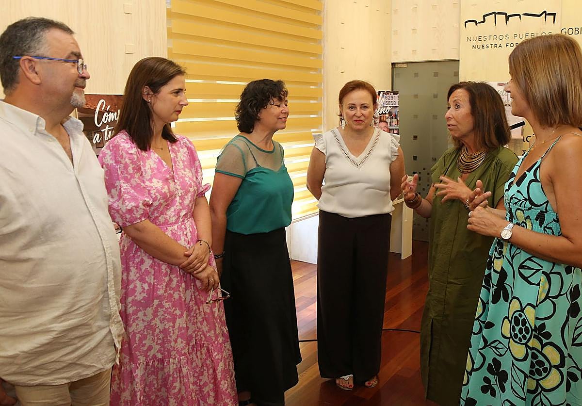 Comerciantes participantes en la campaña, junto a la directora general de Comercio y la diputada de Promoción Provincial.