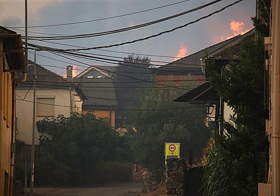 Incendio entre las comarcas de El Bierzo y La Cabrera, en León.