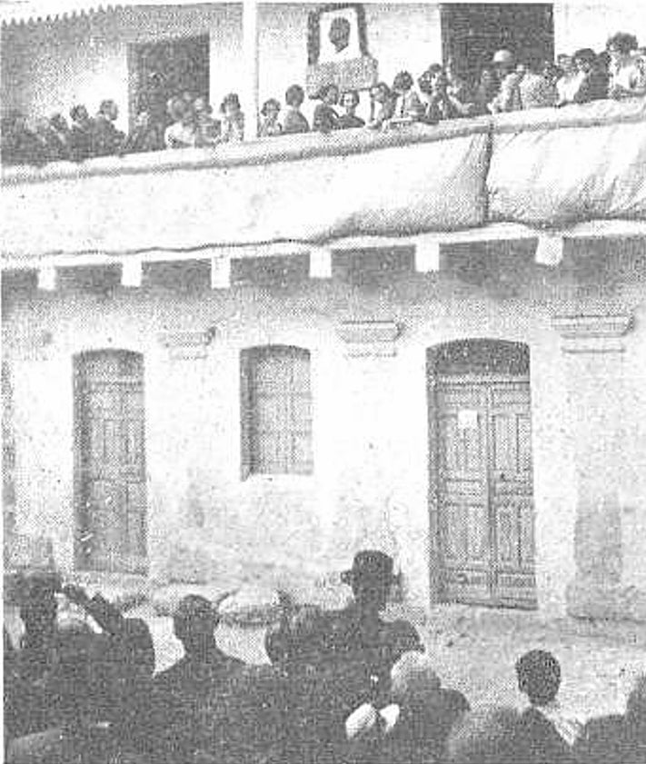 Imagen secundaria 2 - Arriba, estatua del Empecinado en su localidad natal, Castrillo de Duero. Abajo, lápida conmemorativa inaugurada en el Ayuntamiento de Roa en 1925, y momento de su descubrimiento durante el homenaje.