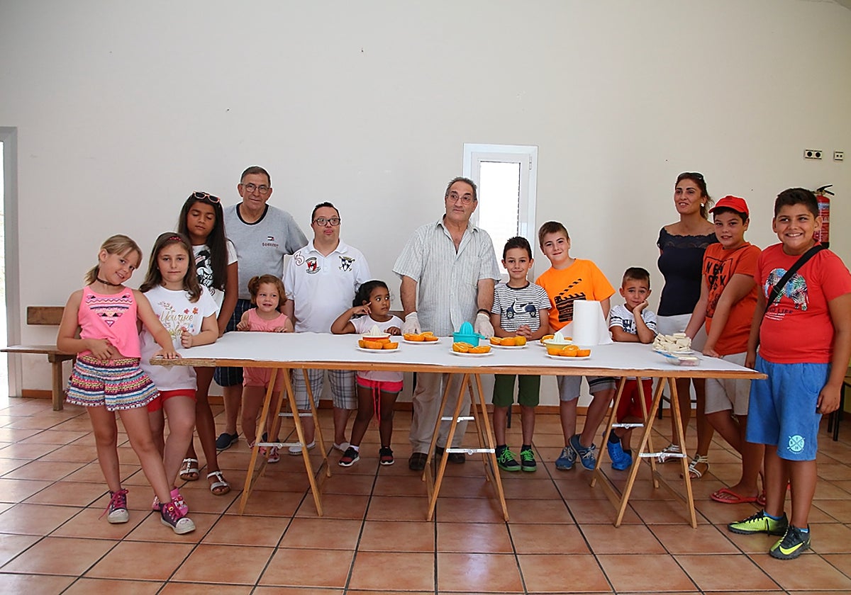 Ramón Gómez, en el centro, en un taller infantil de cocina