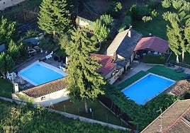 Vista área de unas piscinas privadas en el término municipal de la capital segoviana.