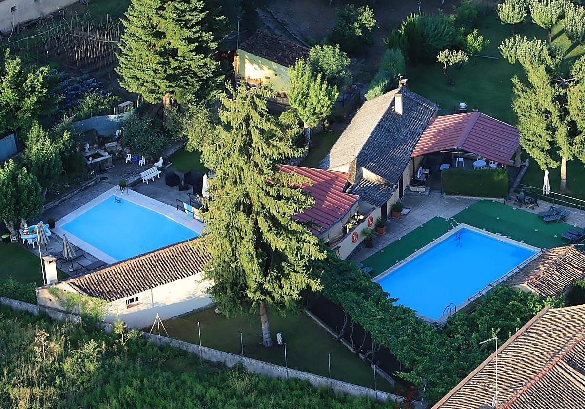 Vista área de unas piscinas privadas en el término municipal de la capital segoviana.