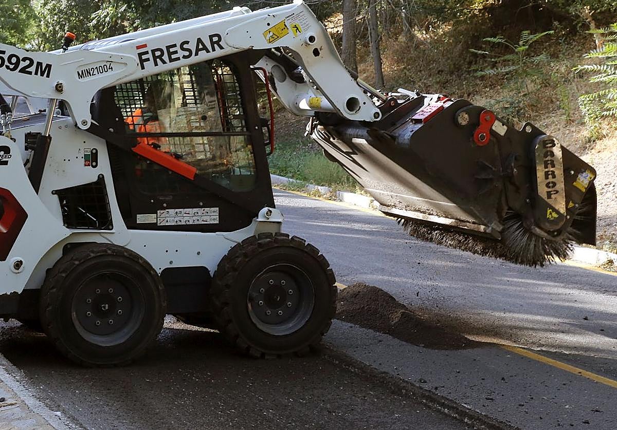 Trabajos de asfaltado en el paseo de Santo Domingo de Guzmán.