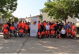 Participantes en la marcha solidaria este domingo en Villagómez la Nueva