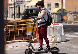 Un usuario circula con su patinete por Valladolid.