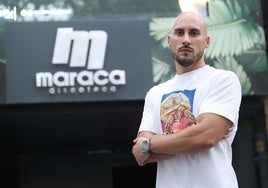 José Antonio Herrero, gerente de La Maraca, en la puerta de su local.