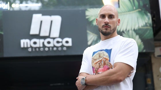 José Antonio Herrero, gerente de La Maraca, en la puerta de su local.