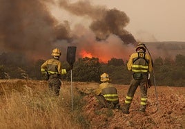 Bomberos observan uno de los focos del incendio.